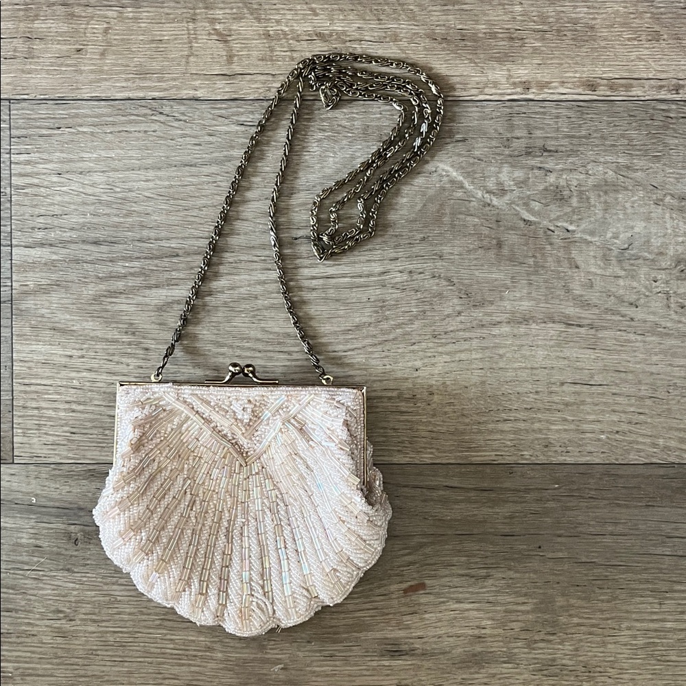 Vintage Coloriffics Elegant Ivory Irridescent Beaded Scallop Shell Clutch
